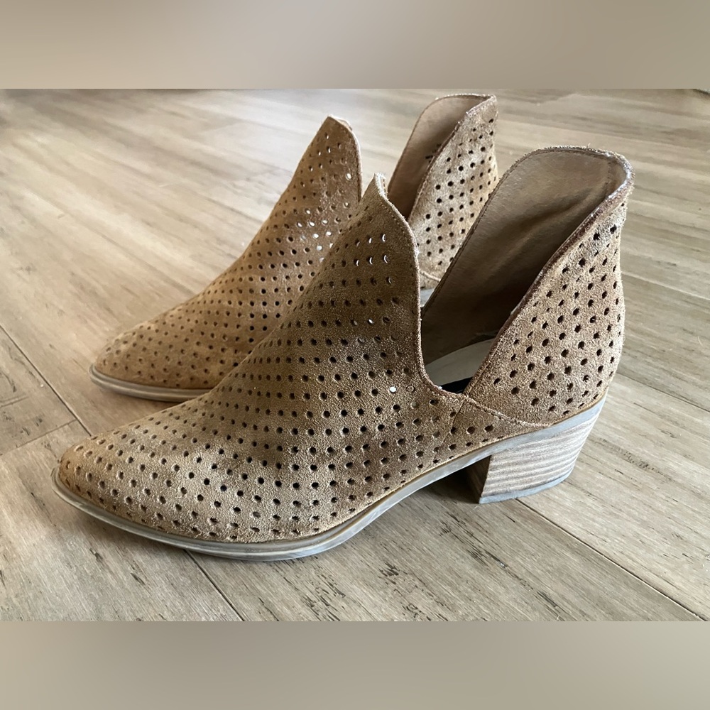 Steve Madden women ventilated suede ankle heeled pointed toe brown boots. Size 8
